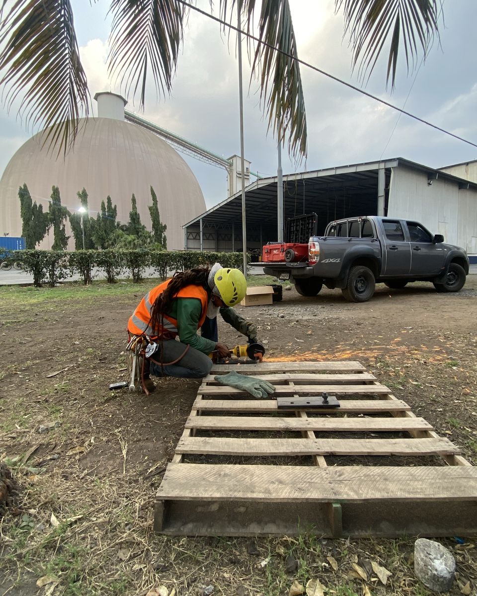 Técnico de Vertika preparando piezas en sitio, con casco y chaleco