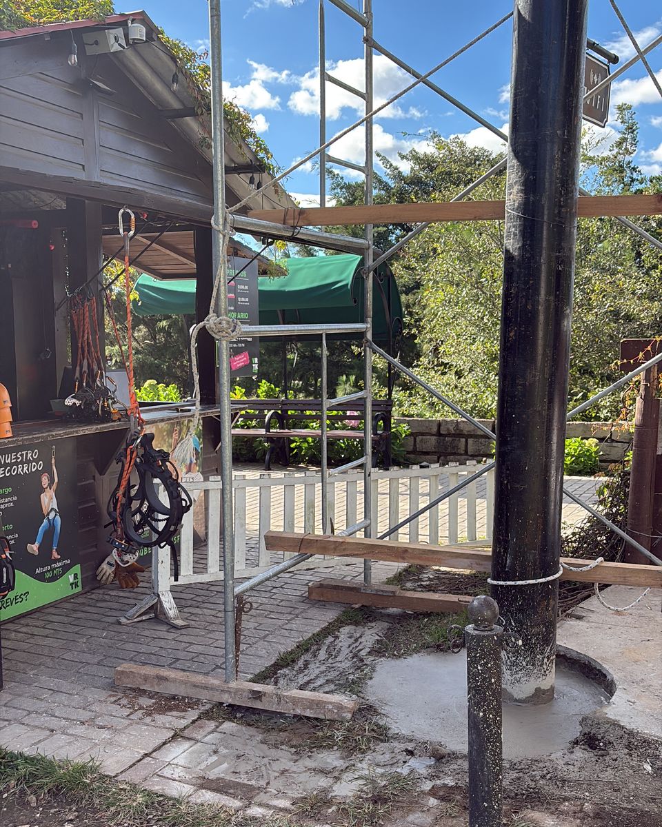 Tubo de anclaje del canopy con andamios alrededor, junto al kiosco de Vertika Entertainment en Ciudad Cayalá