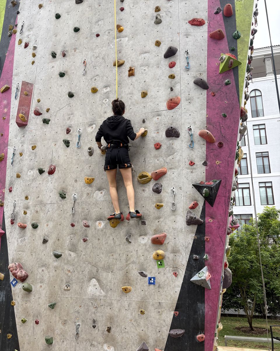 Escaladora subiendo por una de las rutas de El Muro, en Ciudad Cayalá