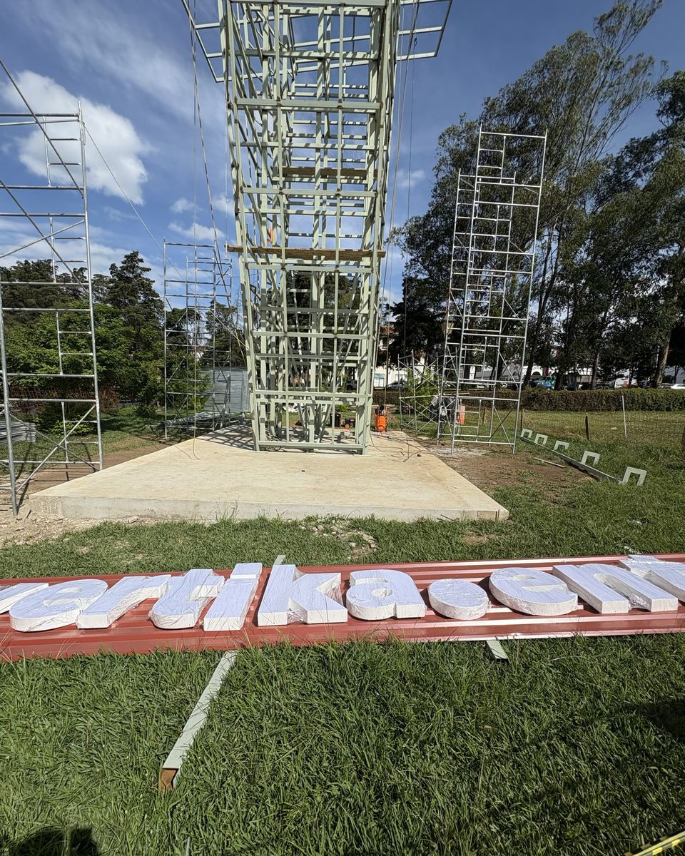 Estructura de El Muro en construcción, con andamios y el letrero de Vertika Entertainment todavía en el suelo